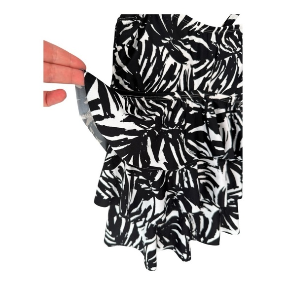 Island Escape Women's Tiered Tankini Top
Black/White Style 14508 Removable Strap - Picture 4 of 10